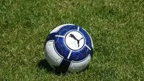 《塔影留痕：周年之际，遗孀温情分享一家三口甜蜜同框》